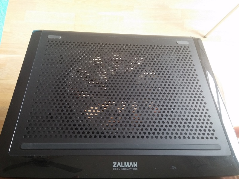 nolotiro's tweet photo. En Zaragoza regalan esta base refrigeradora para portatil marca Zalman, muy útil para el verano: https://t.co/Y1Y96FEUVU https://t.co/nIK32WYNc5