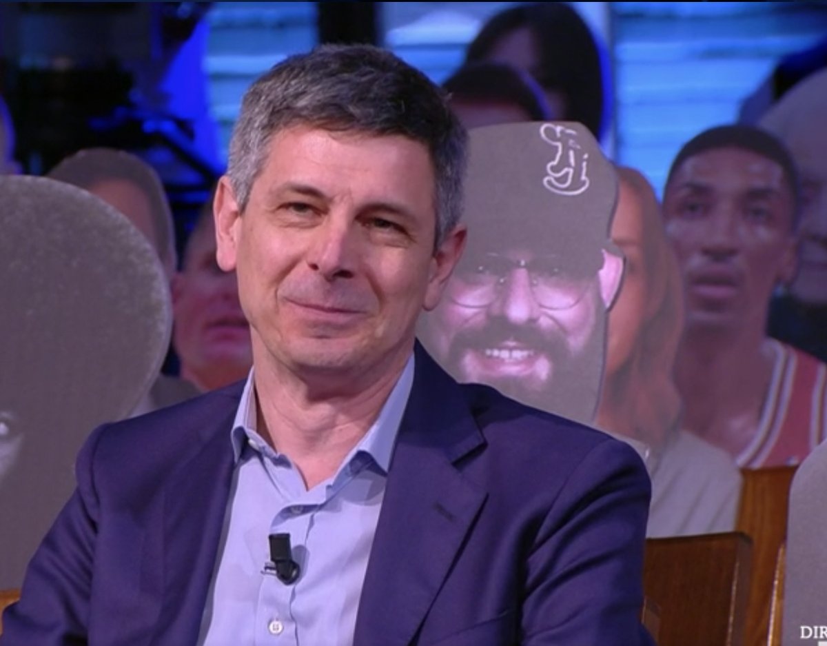 Ma con tutte ste sagome mo che ci fate? Posso proporre un'asta benefica? Voglio un Pierfrà da tirare fuori per i pranzi della Domenica!
#mancheretepiùdellaserieA #propagandalive 
<a href="/welikeduel/">Propaganda Live</a>