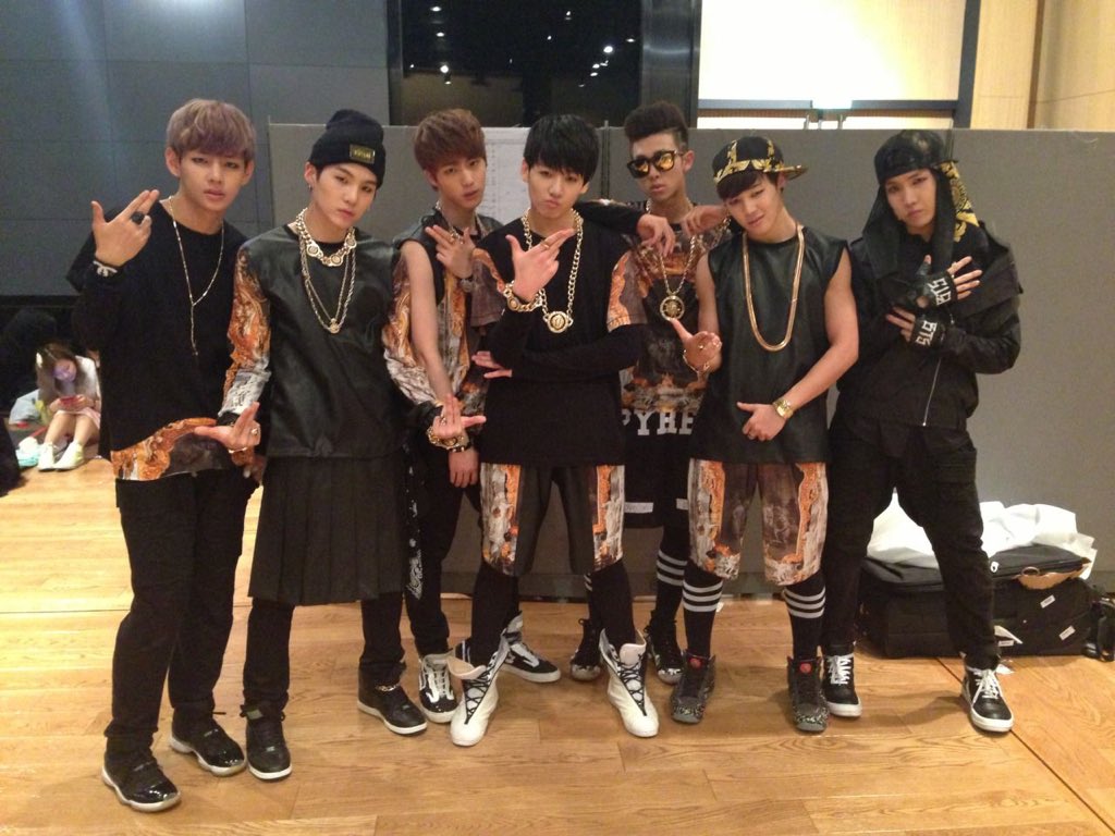 TaehyungCon's tweet photo. 7 years look how far you guys  have come. Thank you for all the beautiful moments 💜#BTS7thAnniversary https://t.co/z7Ot9piXnB