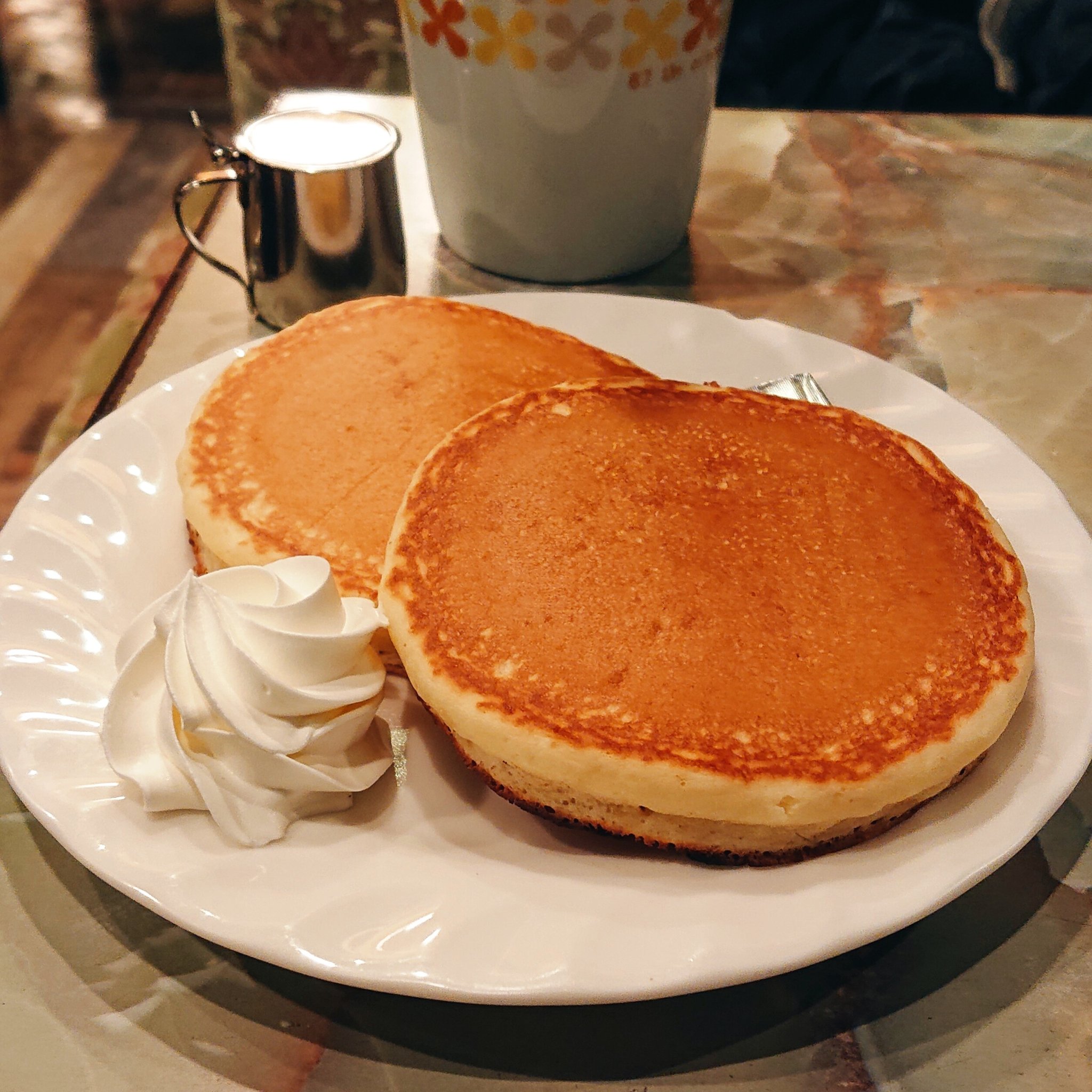 珈琲 王城 公式ページ 当店では左を ホットケーキ 右を 王城風パンケーキ と名付けていますが 英語圏の方には説明が難しく困っています 笑 メニューに写真を載せることで なんとかなっていますけど T Co Kb6lp3tkkf Twitter