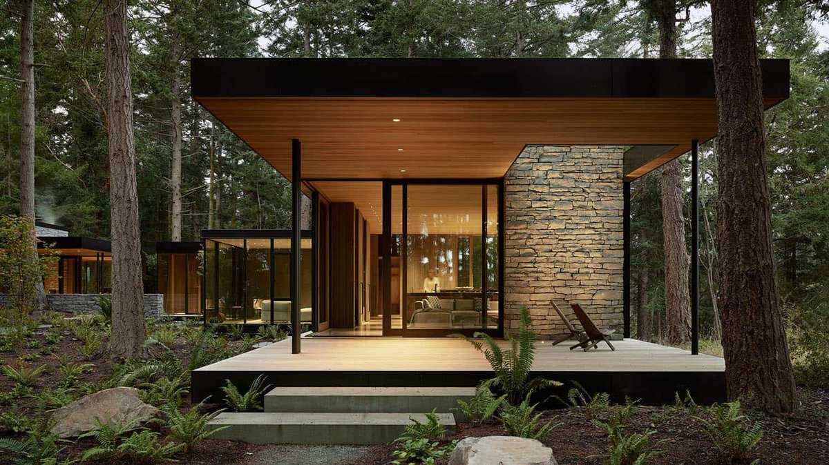 Glass house surrounded by a tranquil forest setting on Whidbey Island onekindesign.com/2020/06/01/gla…