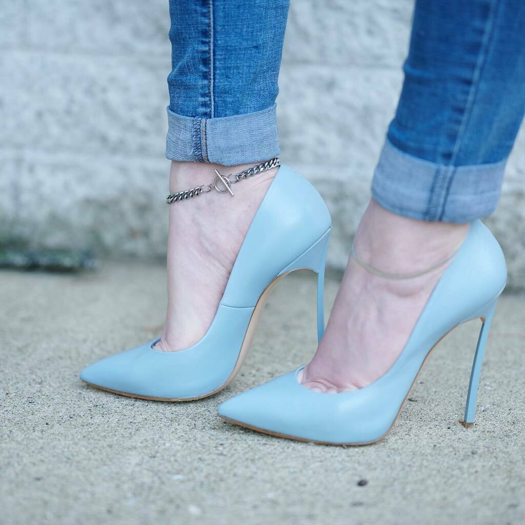 HighHeelEng's tweet photo. @casadeiofficial Blade 💙💙💙 #blade #highheels #casadei #bladeheels #bluebell #anklets #marawinterjewelry #toecleavage #jeans https://t.co/fVg4UY0hYB https://t.co/twnLDHAogT