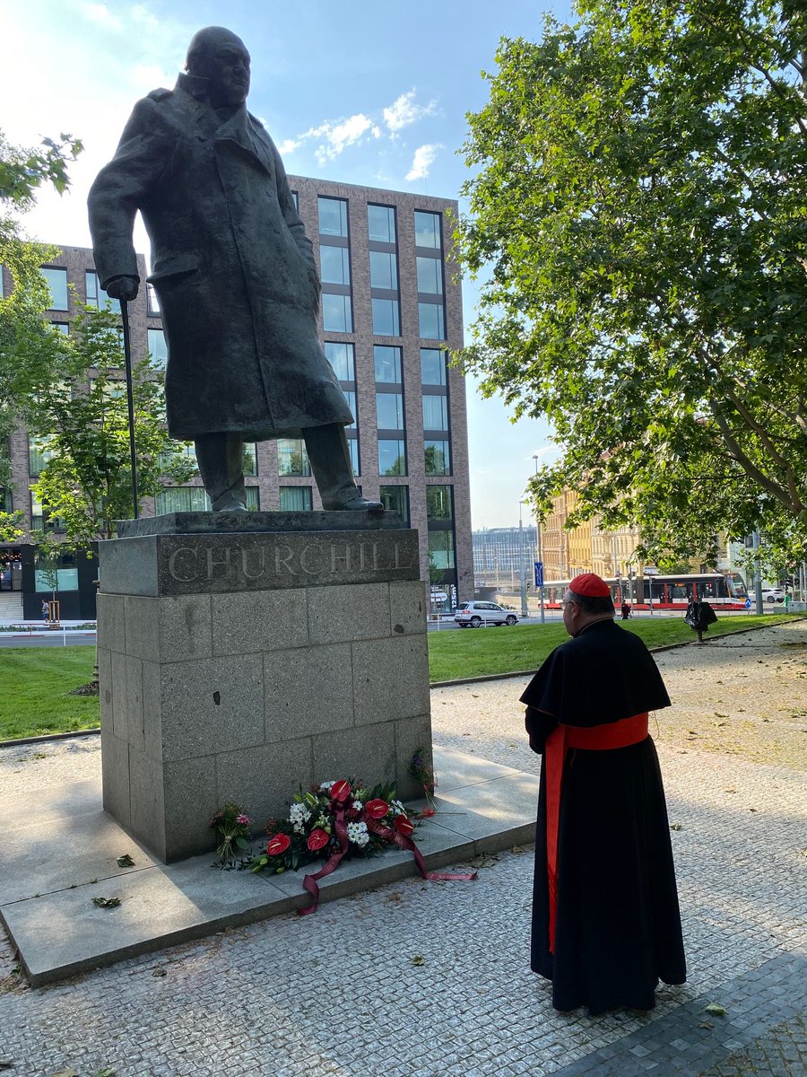 ScottAWeir's tweet photo. @toryboypierce @SadiqKhan No protection needed for this statue in Prague, today. The Czech people named this square after the great man. They erected the statue to say thank you to Winston for defeating Fascism. https://t.co/ALltIzVUgn