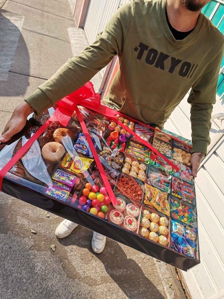 UnSinLetras_'s tweet photo. No mames cabrón, le vas a dar un regalo, no a ponerla a vender afuera del metro. https://t.co/exC8GGaVTb