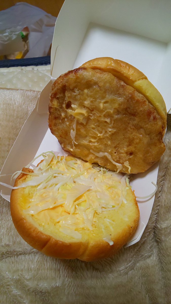 jun__shimada's tweet photo. 久しぶりにマクドのチキンタツタ買った、千切りキャベツメチャメチャ減ったやん！

２５年前は10倍ぐらい多かったのに、、、

#チキンタツタ#マクドナルド#歌舞伎町 https://t.co/HnjglWvnK9