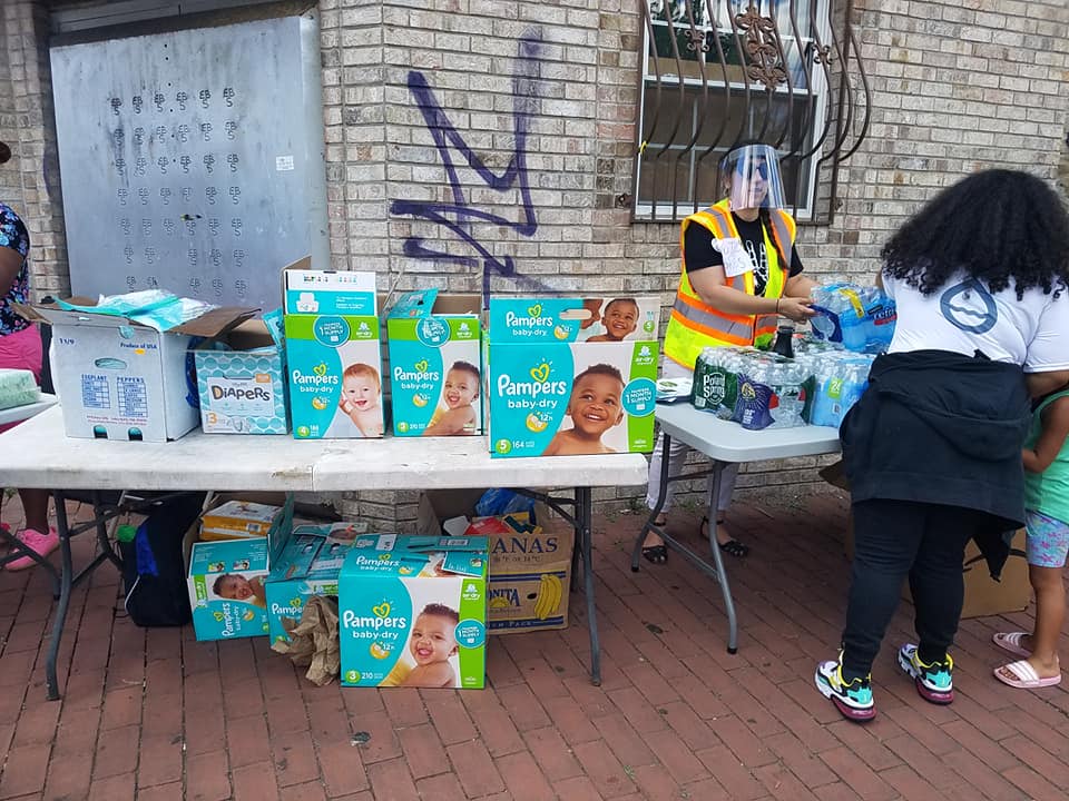 MutualMorris's tweet photo. Today we were proud to support the Newark community Mutual Aid March by handing out water, food, diapers, and love along with @CleanWater4Nwk, who are still fighting for lead-free water for the people. #newarkprotest #mutualaid https://t.co/n2GRC8yYLS