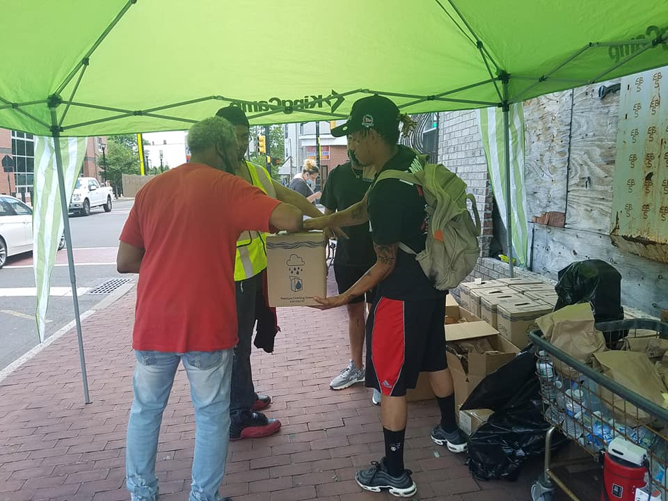 MutualMorris's tweet photo. Today we were proud to support the Newark community Mutual Aid March by handing out water, food, diapers, and love along with @CleanWater4Nwk, who are still fighting for lead-free water for the people. #newarkprotest #mutualaid https://t.co/n2GRC8yYLS