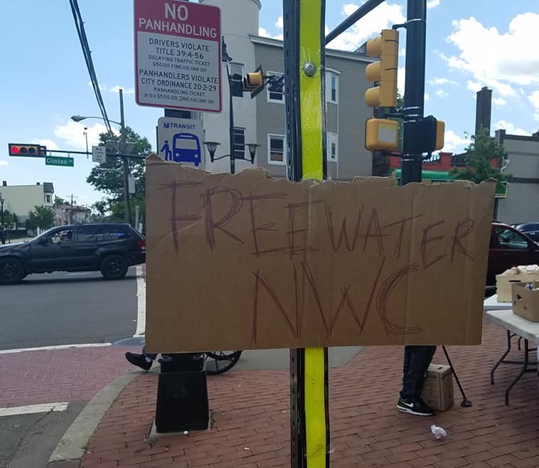 MutualMorris's tweet photo. Today we were proud to support the Newark community Mutual Aid March by handing out water, food, diapers, and love along with @CleanWater4Nwk, who are still fighting for lead-free water for the people. #newarkprotest #mutualaid https://t.co/n2GRC8yYLS