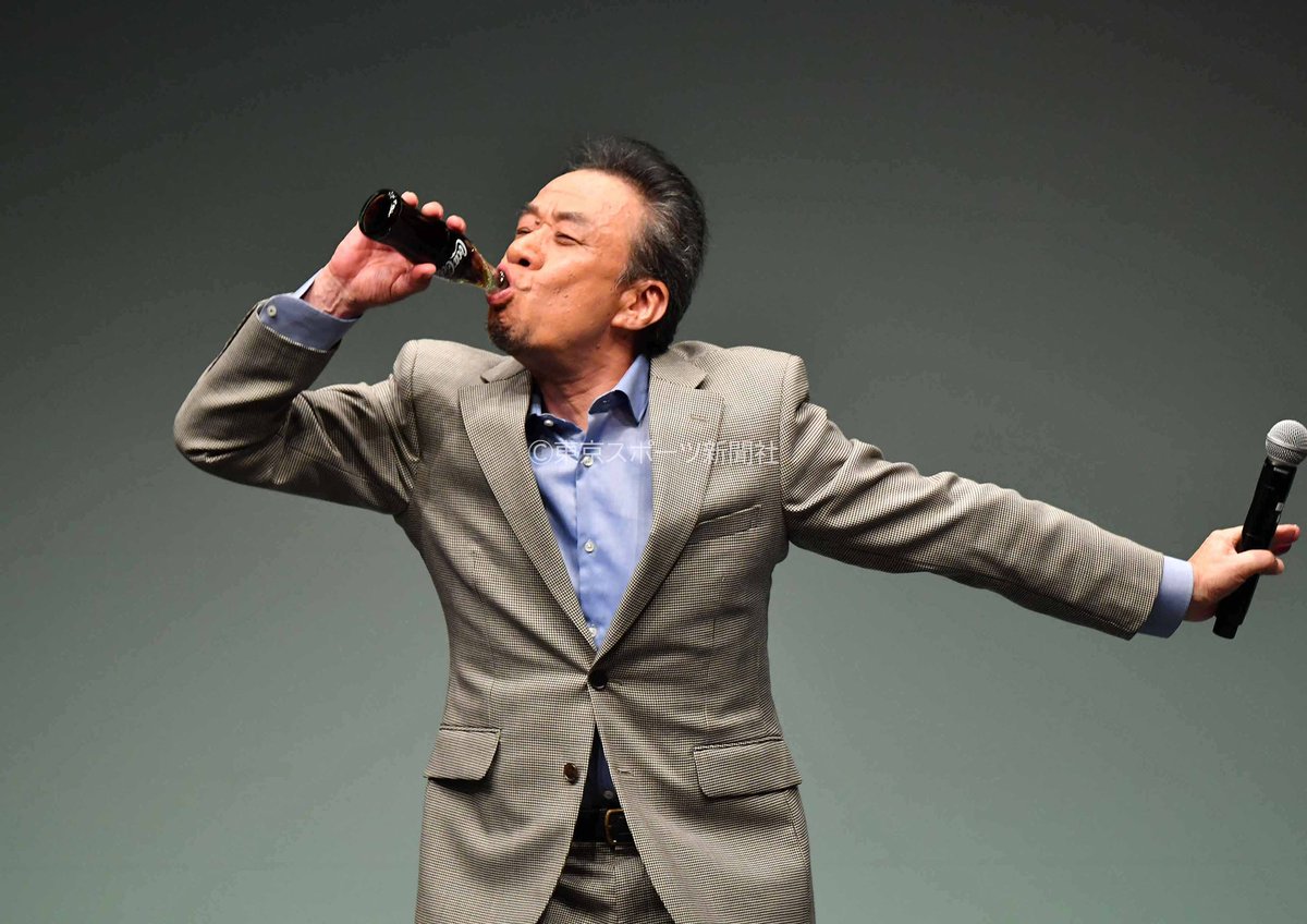 東スポ写真部 V Tvittere 年6月12日 渡辺正行 コーラ一気飲み タイタンライブ 爆笑問題withタイタンシネマライブ コント赤信号 渡辺正行 コーラ一気飲み コーラ早飲み 東スポ 東京スポーツ Tokyosportspress リーダー Titanhappy T Co Lynm9avdzf