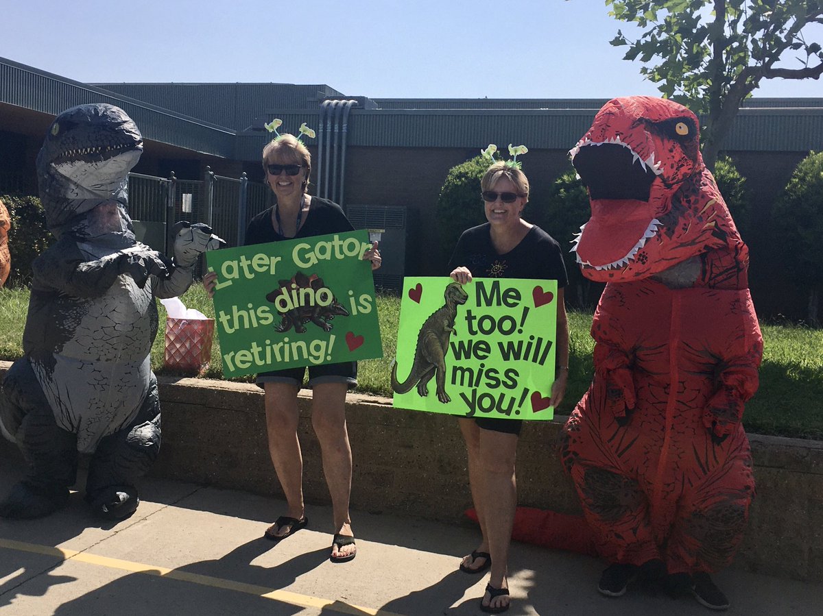Mrsreifclass's tweet photo. Avocado Kindergarten Dino day drive by style looked a little different today, but it was still amazing, just like our families!🦖❤️🦕⁦@AvocadoPTA⁩ ⁦@avocadogators⁩ https://t.co/rhiCulA3aV