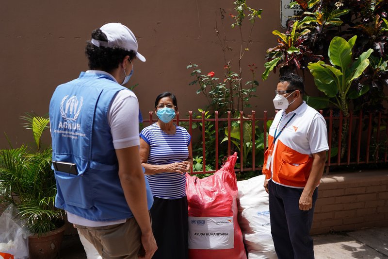 ACNUR_es's tweet photo. En Honduras, junto a @WorldVisionHN ,más de 300 familias de zonas vulnerables en Tegucigalpa y San Pedro Sula recibieron asistencia humanitaria (raciones de alimentos) como respuesta frente a #COVID19.

+5mil raciones serán distribuidas en las próximas semanas. https://t.co/UoKLCjBW7k