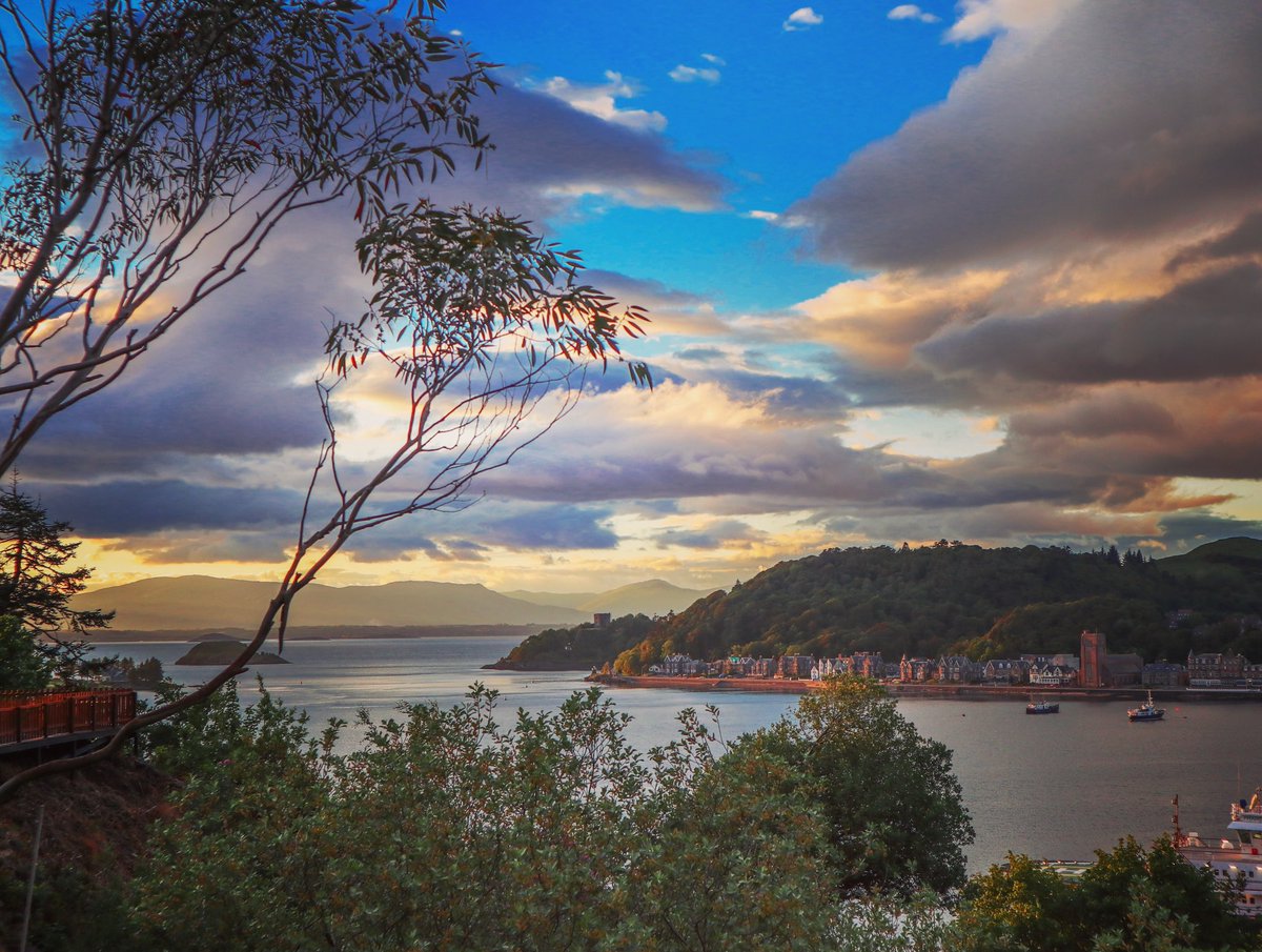 Oban Bay sunsets really are somthing else, especially when we have that wee bit of dramatic cloud to add colour &amp; reflections 😍🦄🏴󠁧󠁢󠁳󠁣󠁴󠁿
#Oban #staysafe #stayathome        #stormhour #sunset  #ScotlandIsNow #scotland