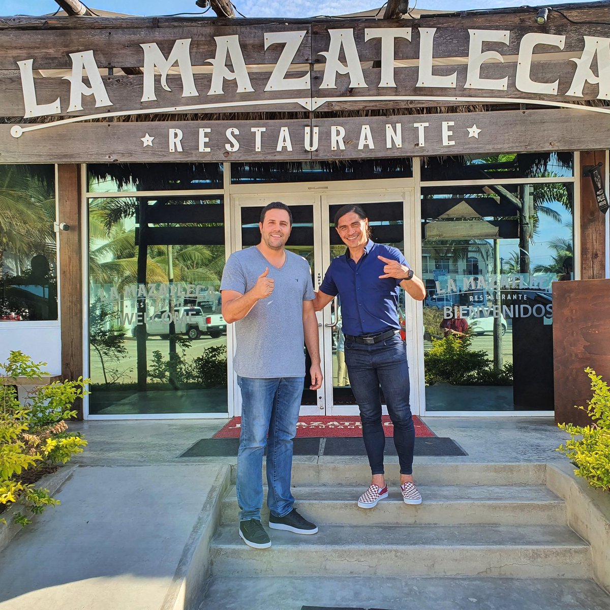 La_Mztleca's tweet photo. El primer restaurante que visita el director tecnico @pacopalencia73 del primer equipo profesional de fútbol en Mazatlán @mazatlanfc junto a todo el staff que no pudo salir en la ya tradicional y emblemática foto ya que respetamos la sana distancia, mucho éxito y felicidades! https://t.co/3O62CEaWeK