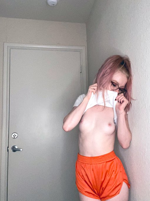 🧡🤍🧡 itty bitty titties 🧡🤍🧡 https://t.co/ZfJIfmirti