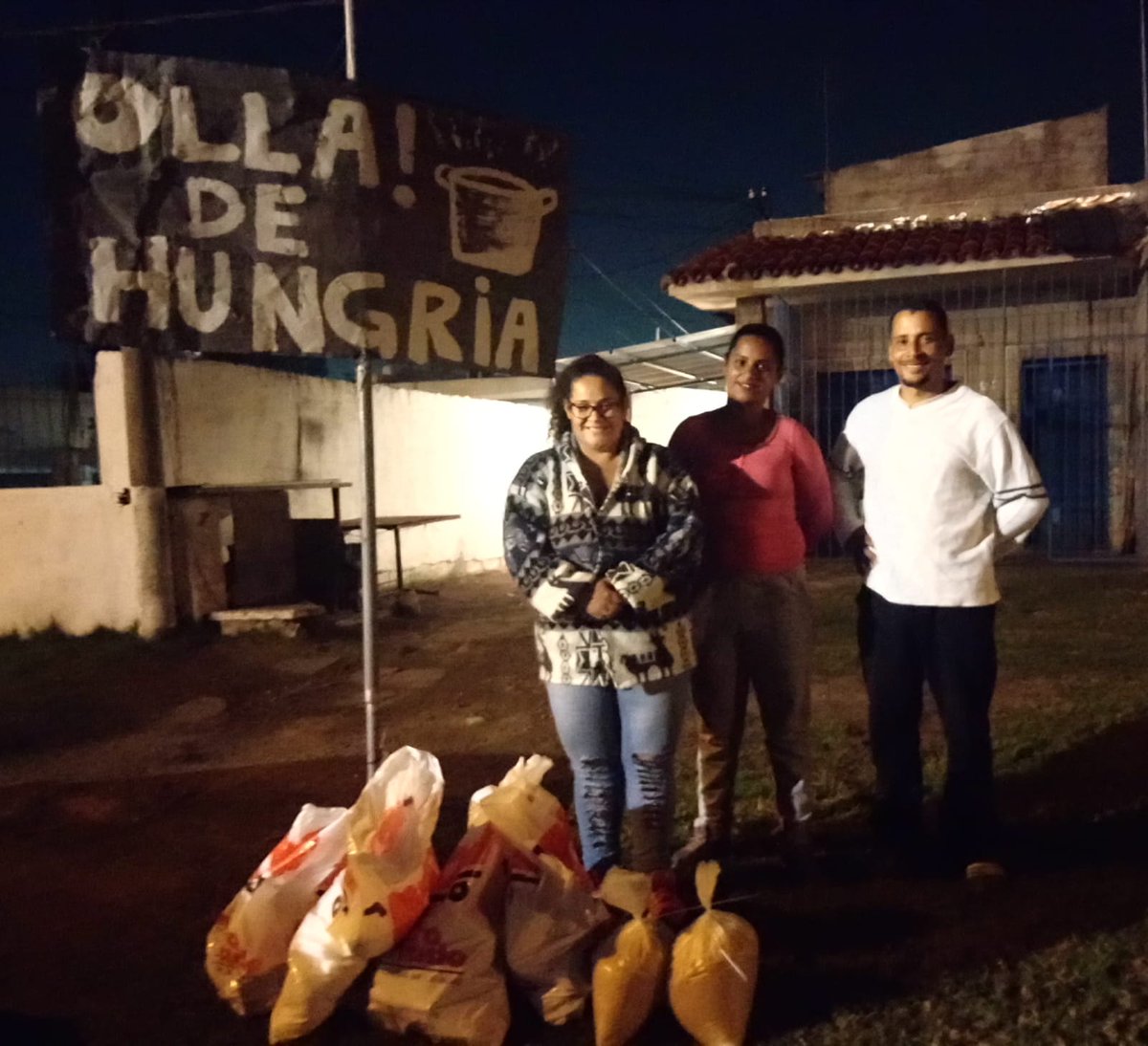 W_D_M_A_'s tweet photo. Donación entregada a la olla popular de Hungría. Gracias a sus referentes por estar trabajando para el barrio, siguen al firme. Ánimo gente! 💪🏻 Son héroes.
#MACROMERCADO
#LoUrgenteEsLaGente https://t.co/EfvhchrIST