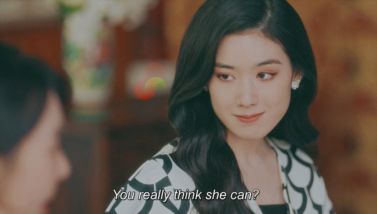 That's how I come to the next point: her family background.Media and politicians alike look at GSR with disdain for managing to become PM despite not being part of the elite from the start. Even her "friends" are badmouthing her in her presence for coming from a fishing shop.