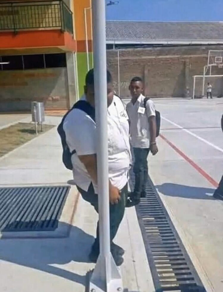 Yo ocultando mis ganas de tomar.