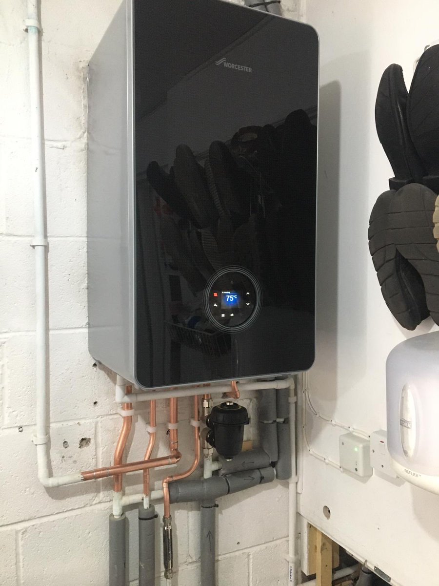 Plumbco_'s tweet photo. Worcester Bosch 8000 Series we installed this week.
Left with a 12 year parts and labour guarantee. If you would like a free boiler survey please get in touch with our office on 01179 012266, we can help you get the right boiler for your property. https://t.co/LoIqSTI30z