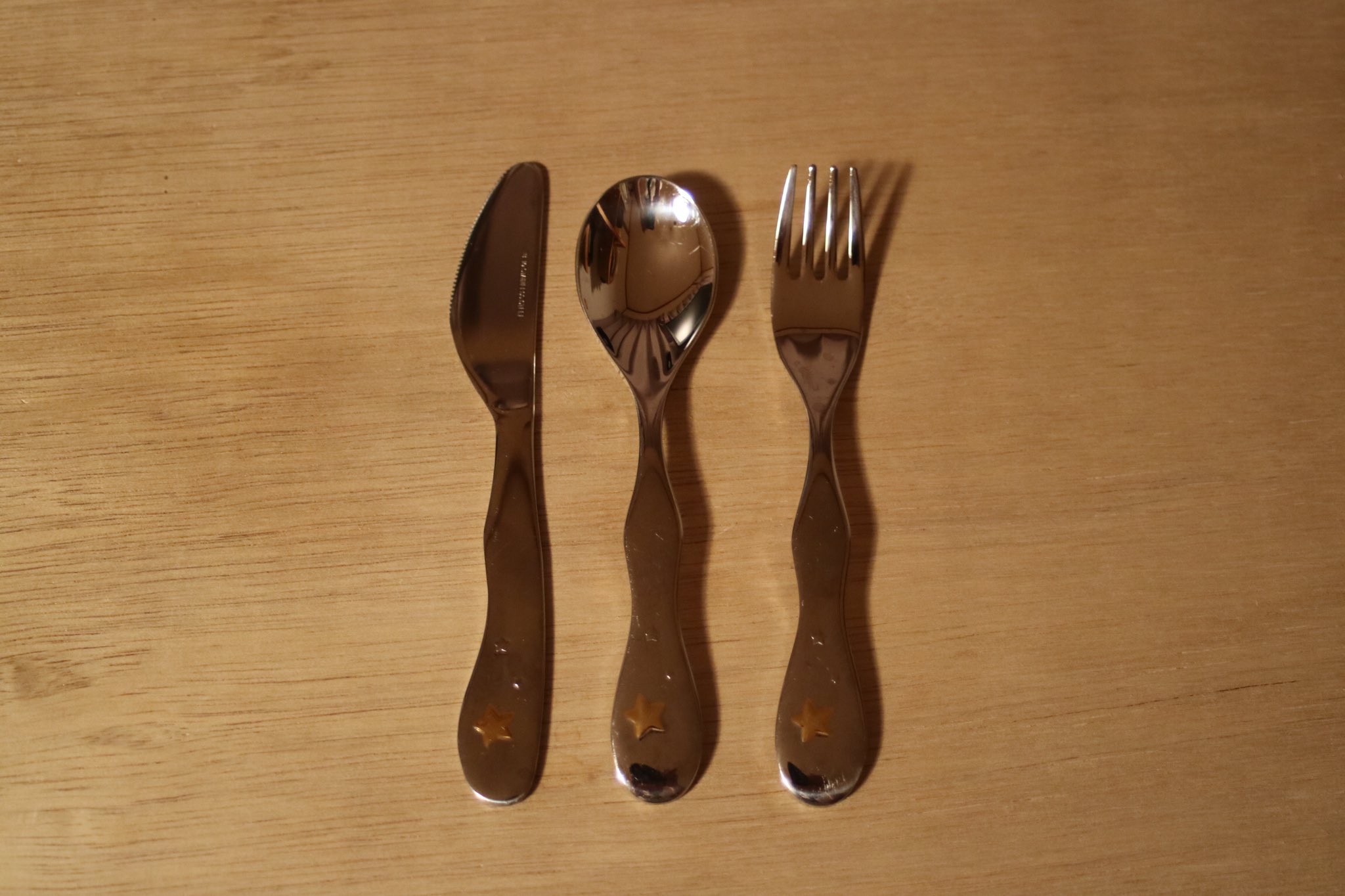 むー 届いた貝印のスプーンを次女が使っているけど なんだかナルミのより多くすくえてしまって食べにくそう 比べてみたら カーブのつき方が違う 上が貝印 下がナルミ 貝印の方がアールがきつい分 すくえる量も多いと判明 僅かだけど 大きな違い