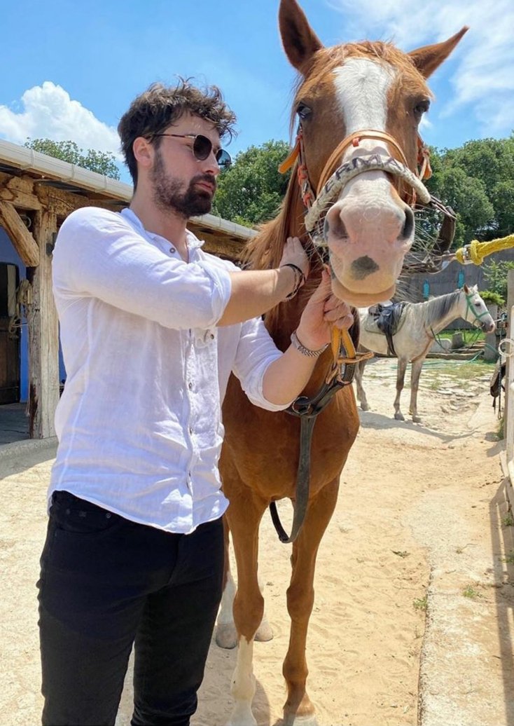 #AlpNavruz Actors are the jockeys of literature. Others supply the horses, the plays, and we simply make them run.
#RalphRichardson

Good night 🖤