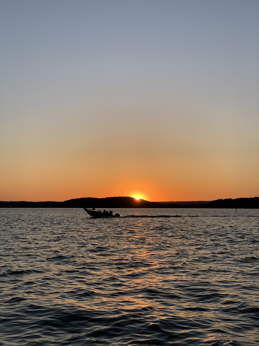 mathchick's tweet photo. Sunset at Weiss Lake tonight @spann https://t.co/qIWgJH9gI3
