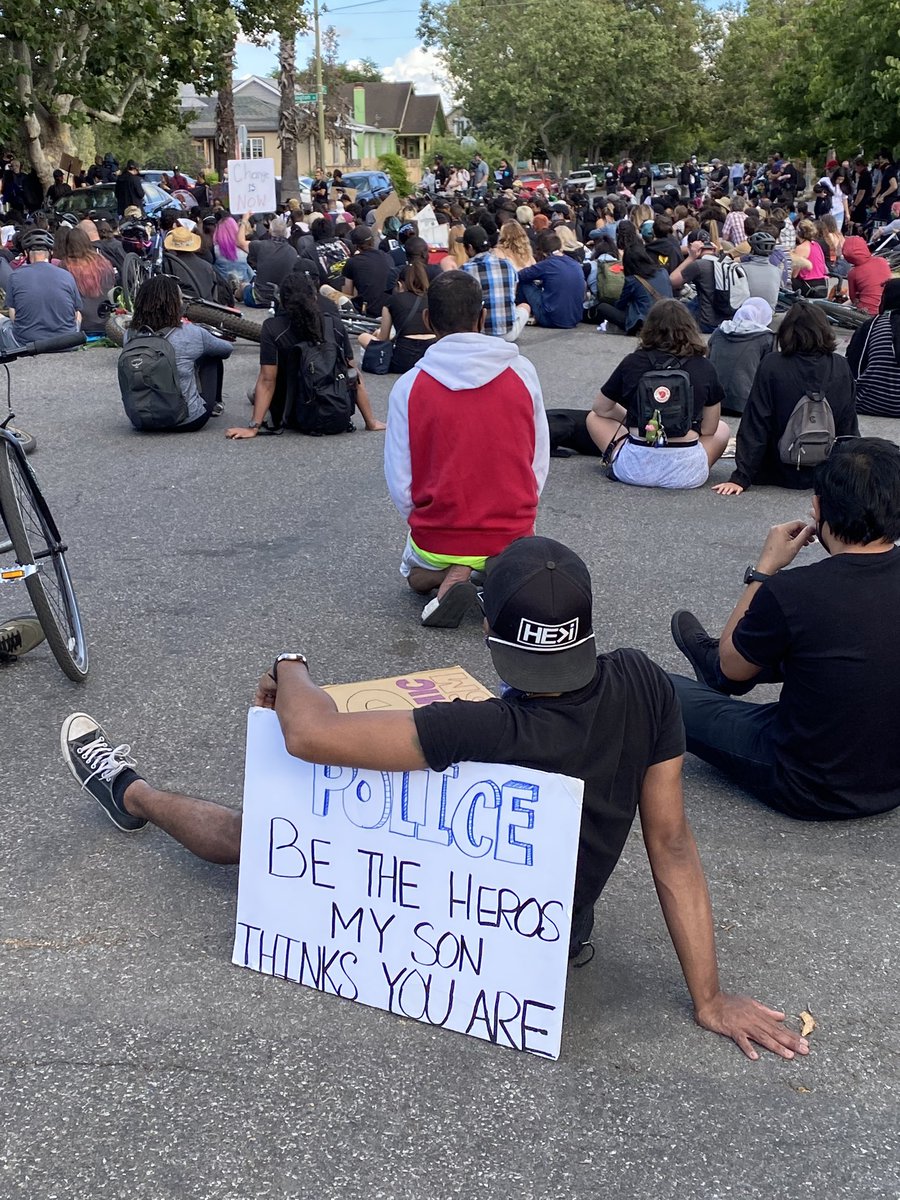 Manifestantes sentados en el pavimento frente a la casa de el alcalde de la ciudad de San José. Exigen un cambio en las leyes, en la lucha por ponerle un alto a la brutalidad policial. @Telemundo48