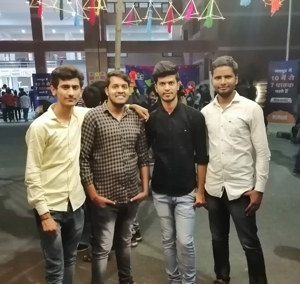 itsRajvr's tweet photo. ये हैं अपने यार अनमुळे
जिनके साथ है जीवन बहुमूल्ये
जिन्हें देखकर सबकी जले
टोपर भी जिन्हें हाथ जोड़कर चले
ये यार हैं अपने सबसे भले
नींद में भी अपनी बात ना टले
ऐसे हैं अपने यार अनमुळे। 
Continued.....
#College_Diaries https://t.co/edNrUYud2q