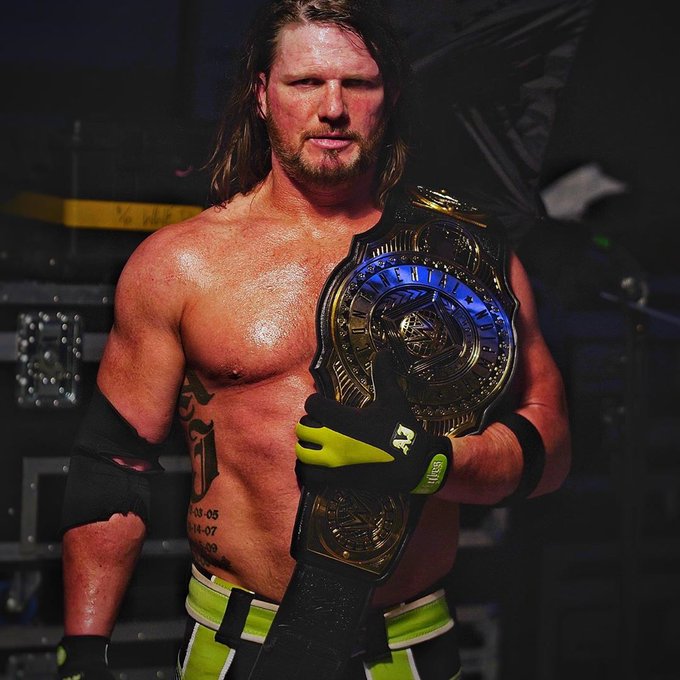 AJ Styles posando con su nuevo título. 