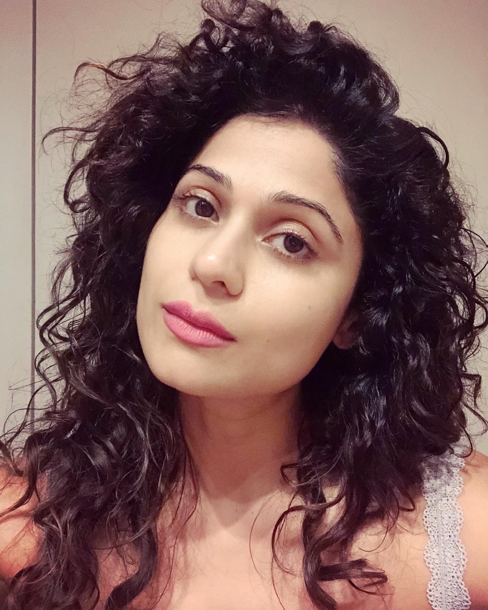 ShamitaShetty's tweet photo. Ok so dis is me .. with ma curls 🐱🙆‍♀️ #natural #texture #curlyhair #me #instadaily #instagood #instamood #instahair https://t.co/8CayJerWHG