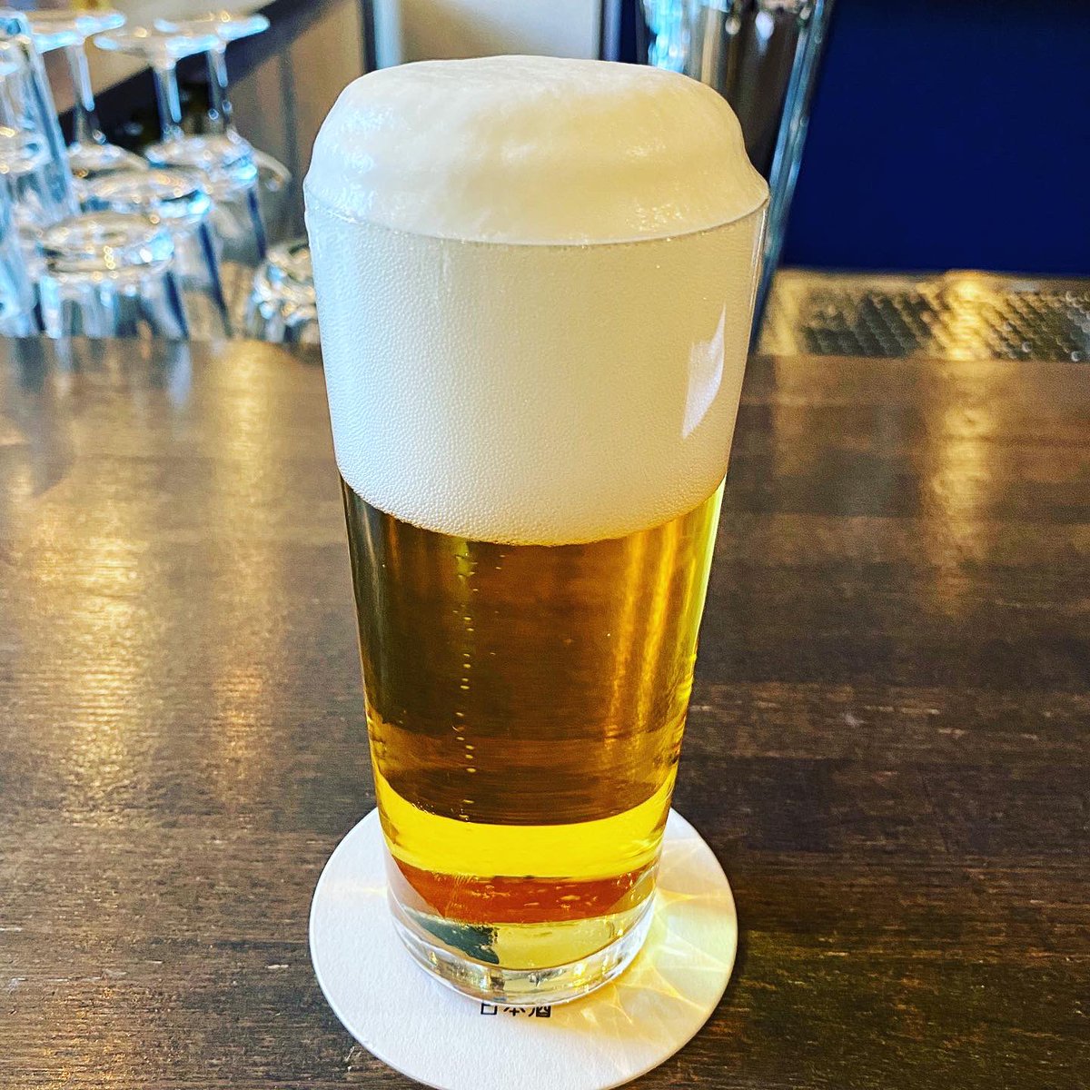 Hata_yokohama's tweet photo. 昨日は酒好き仲間と美味しい勉強会。
19Contrailと生ビール二度注ぎ とシャトー・ラ・トゥール・カルネ2012とバロン オタール VSOP。
#日本酒 #19contrail #ブルーインパルス #尾澤酒造場 #生ビール #二度注ぎ 
#chateau #latourcarnet2012 #france #ワイン #baronotard #vsop https://t.co/r37wZ3plmo