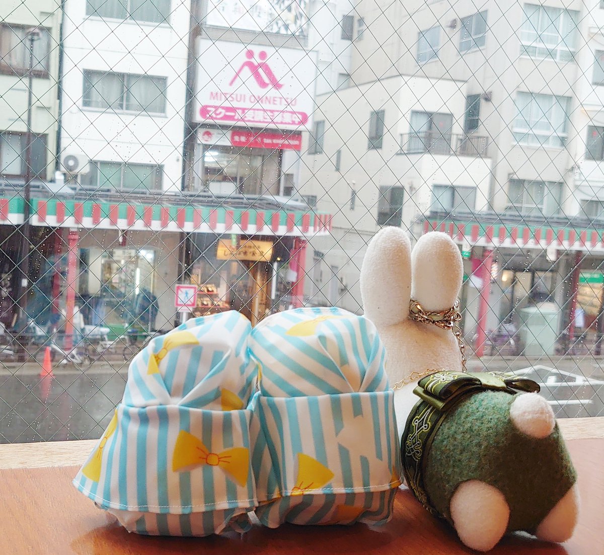 めご 雨降りの日 子供の靴を買うのに浅草に出てきました 子供は電車を撮るのに何故か青砥とかに行ってしまってうさこともちちゃん達と浅草のスタバで時間つぶし うさこがいる暮らし ぬい撮り もちんば もちちか もち撮り もちマス刀剣男士