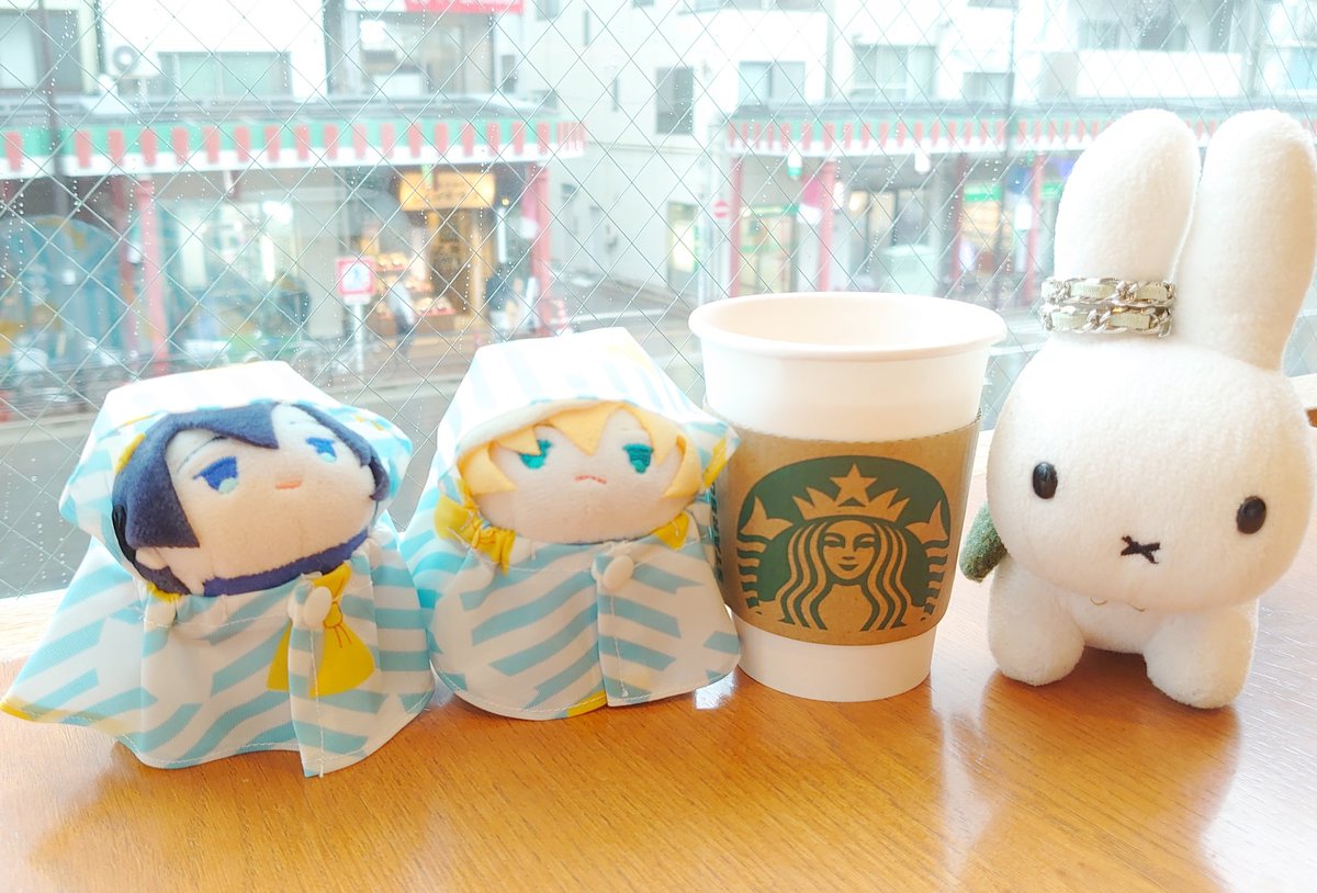 めご 雨降りの日 子供の靴を買うのに浅草に出てきました 子供は電車を撮るのに何故か青砥とかに行ってしまってうさこともちちゃん達と浅草のスタバで時間つぶし うさこがいる暮らし ぬい撮り もちんば もちちか もち撮り もちマス刀剣男士