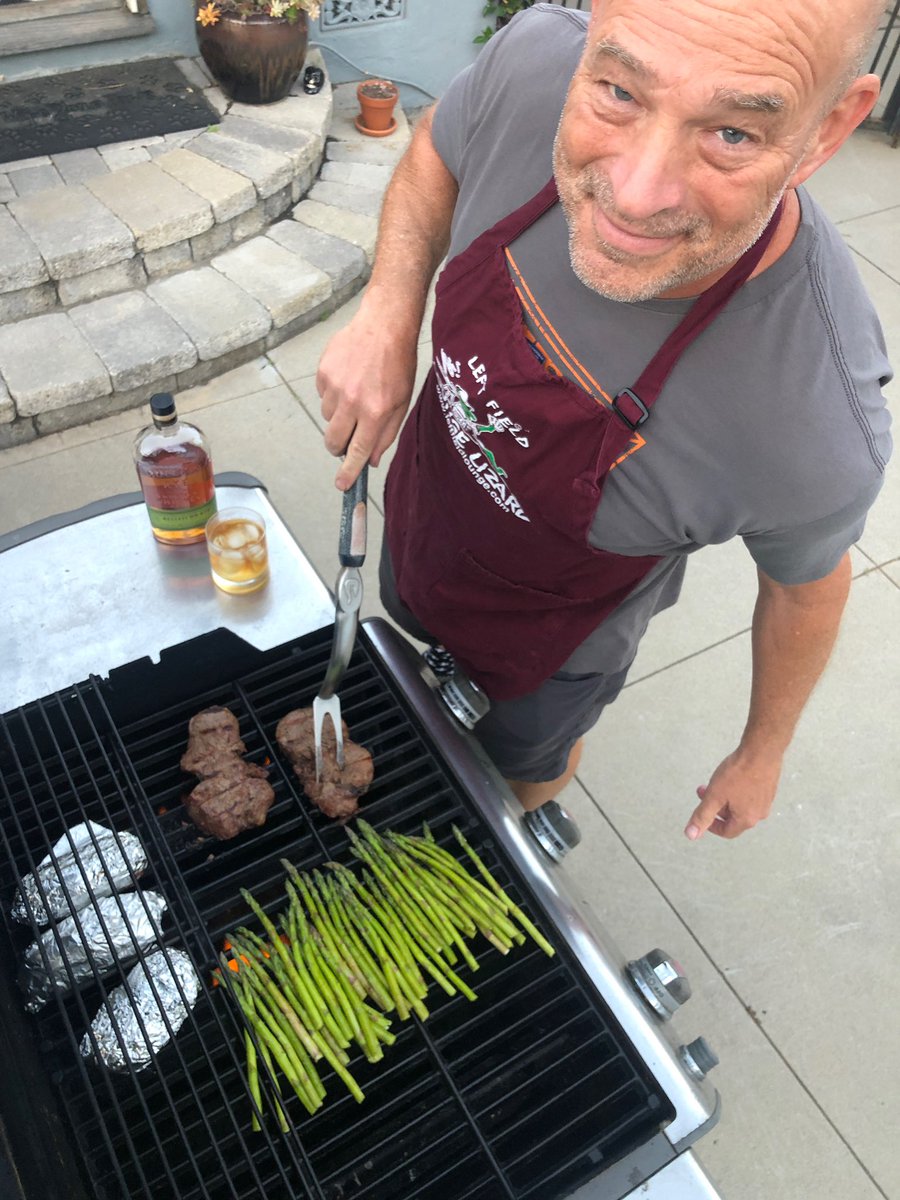 Stitch_Head's tweet photo. Okay StitchHeads, on what would normally be steak night at #TheDrover priorto the #CollegeWorldSeries, I’ve got my @leftfieldlounge smock on while attempting my own whiskey filets instead. Who wants one?
@BulleitBourbon
#FrontierWhiskey https://t.co/OlpxV2R2Nt