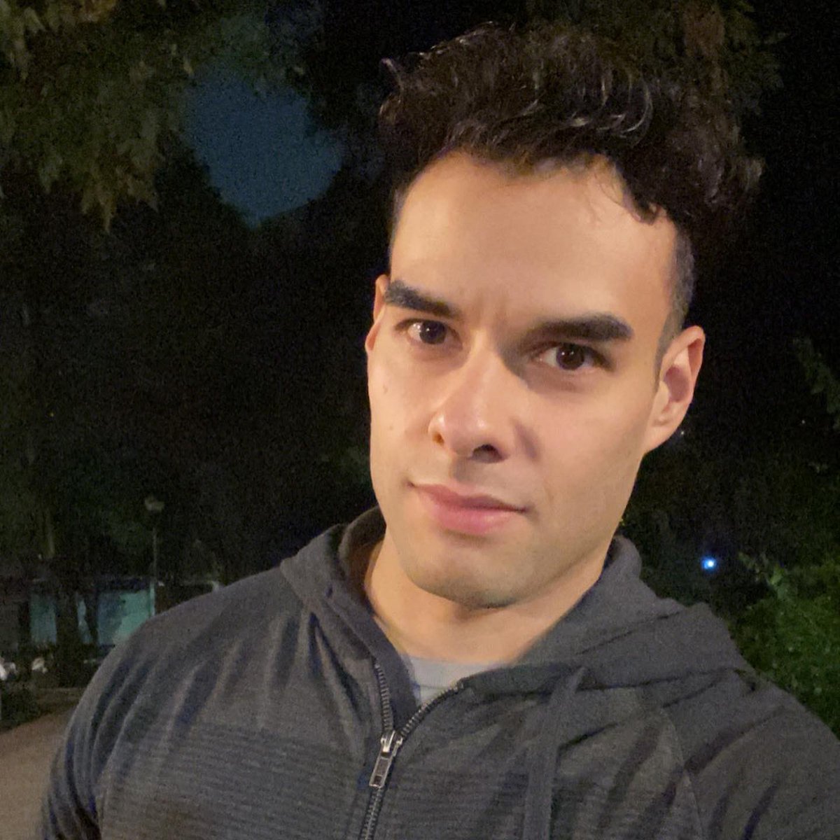 Diego_de_Tovar's tweet photo. Noche de viernes #salida #alparque #coronavirus #nohaydenoche #sevaadormir #jajaja #selfietime https://t.co/a1aIGI8191