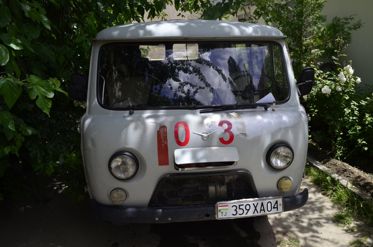 RatownicyPCPM's tweet photo. Ambulans do przewozu pacjentów z podejrzeniem #COVIDー19 w obwodzie #Chorog w Górskim Badachszanie. Tu zdecydowanie potrzebna jest pomoc. #PolandEMT #RatownicyPCPM. https://t.co/Y9T9UZ79s1