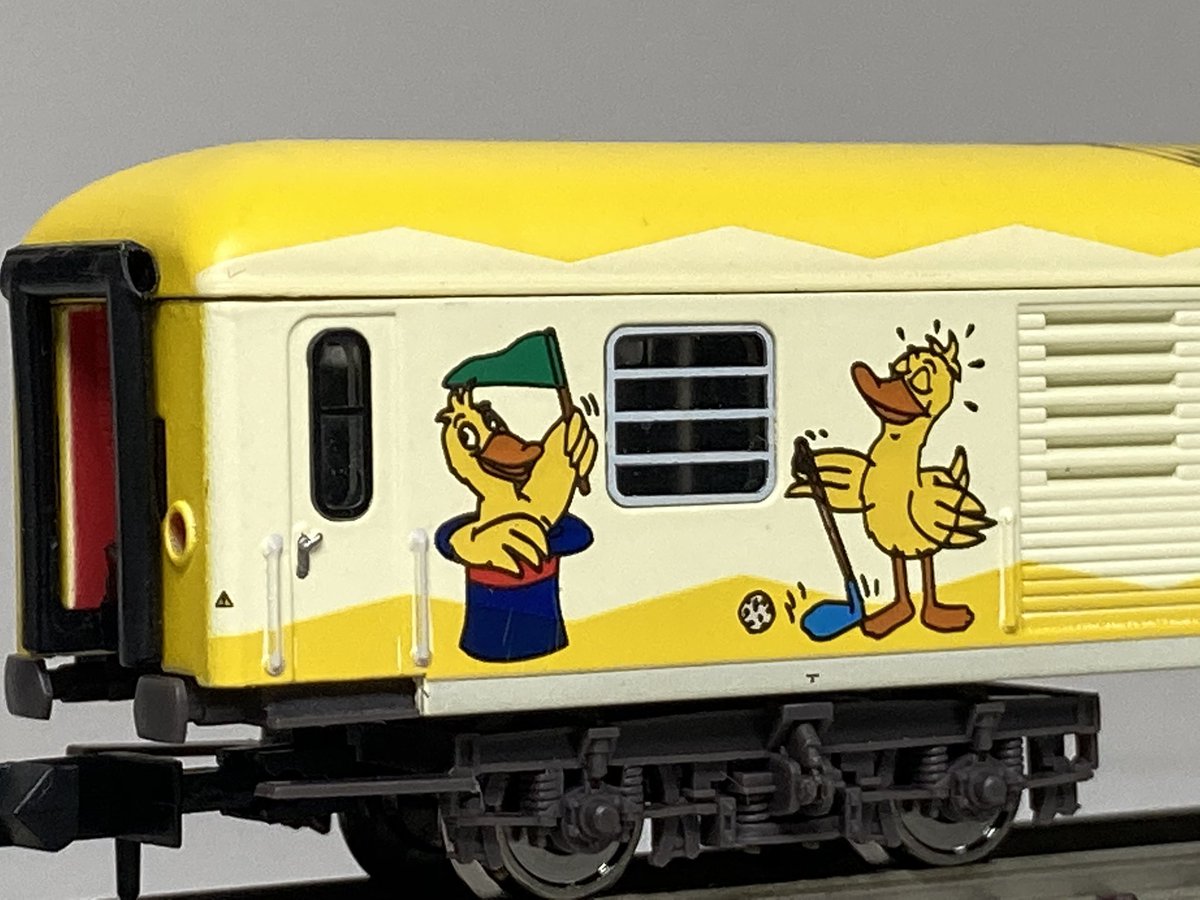 Interex Zugbox9006 オレンジ色の車体はネズミのキャラクターが描かれています 実は 私はこのキャラクターの詳細を知らないのです ベースとなった車種はwgmh4型 Gesellschaftswagen 窓ガラスにかかったキャラクターも綺麗に描かれています Interex Zugbox9006 オレンジ色の車体はネズミのキャラクターが描かれています 実は 私はこのキャラクターの詳細を知らないのです ベースとなった車種はwgmh4型 Gesellschaftswagen 窓ガラスにかかったキャラクターも綺麗に描かれています