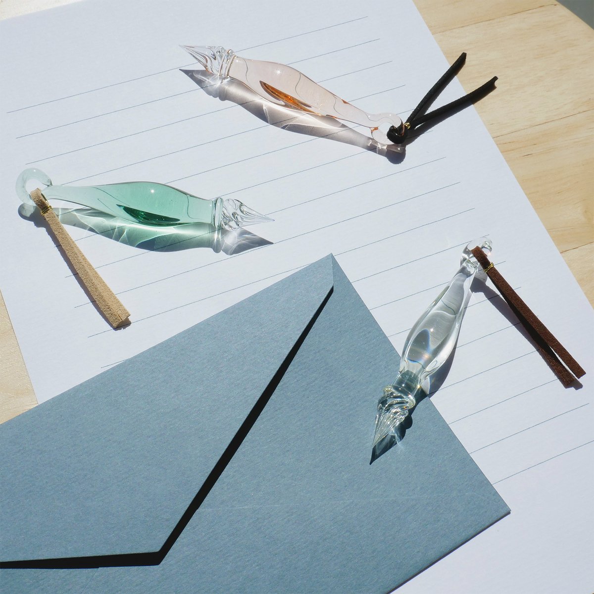 カキモリ ドイツ語で 一緒に という意味の Mit ガラスペンだけど持ち運びもできるサイズです てのひらにおさまるのでクレヨンのような持ち心地 一筆箋やメモなどにお気軽にたのしんでいただけますよ