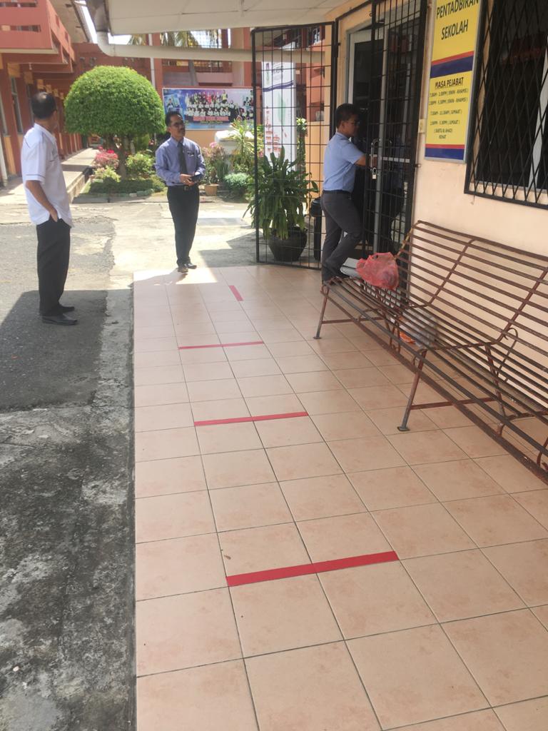 PPDKotaBelud's tweet photo. Lawatan bimbingan awal pengurusan pembukaan semula persekolahan ke semua sekolah menengah PPD Kota Belud.
Pasukan diketuai oleh En. Mohd Fadzli Abd Rozan, Pegawai Pendidikan Daerah bersama Timbalan Pegawai Pendidikan Daerah Kota Belud. https://t.co/eVbtNEU7bC