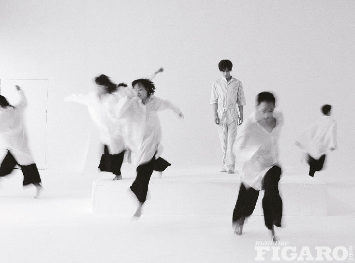 UNINEFAN's tweet photo. 200612 #UNINE 

MadameFigaro中文版
#YaoMingMing #姚明明

-3-

เขาพยายามใช้การสังเกตอย่างละเอียด การแสดงออกที่แตกต่าง และความตลกเข้าสู้ และทำให้เรื่องทุกข์ใจในอดีตกับความกดดันในปัจจุบันเบาบางลง https://t.co/GcP8o7U0jE