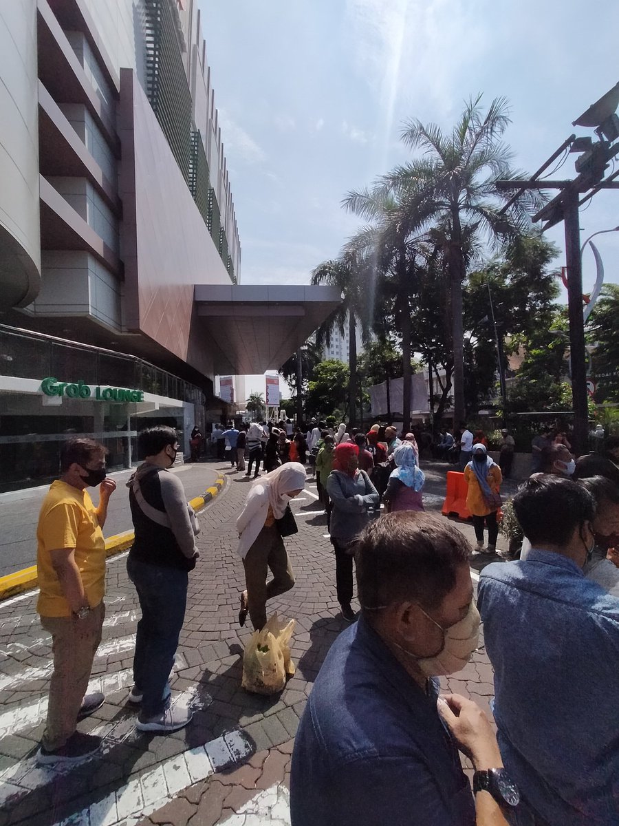 OkeOkha's tweet photo. Antrian sim corner tunjungan....kurang efektif...harusnya antriannya online jam ditentukan jadi tidak menumpuk...seperti ini @e100ss @SapawargaSby @RTMCJatim https://t.co/090687VLn6
