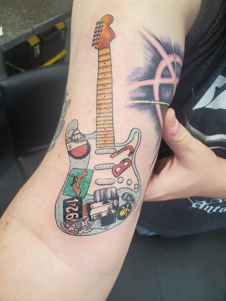 KnaaksSoupbone's tweet photo. LAYING IN MY BED I THINK I'M IN LEFT FIELD I PICTURE SOMEONE I THINK IT'S YOU YOU'RE STANDING SO DAMN CLOSE MY BODY BEGINS TO SWELL WHY DOES ONE PLUS ONE MAKE TWO @GreenDay #39smooth #slappy #1000hours https://t.co/LjGTQ1TXsj