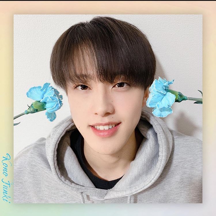 Name: Kono Junki ( 河野 純喜 )Birthday: Jan. 20, 1998Hometown: NaraFinal PD101J Rank: 9Position: Lead VocalistColor: Light BlueEmoji: /Charm point: The wrinkles next to his eyes↳ 1-Minute Interview! ↳ Let’s cook Jam! 