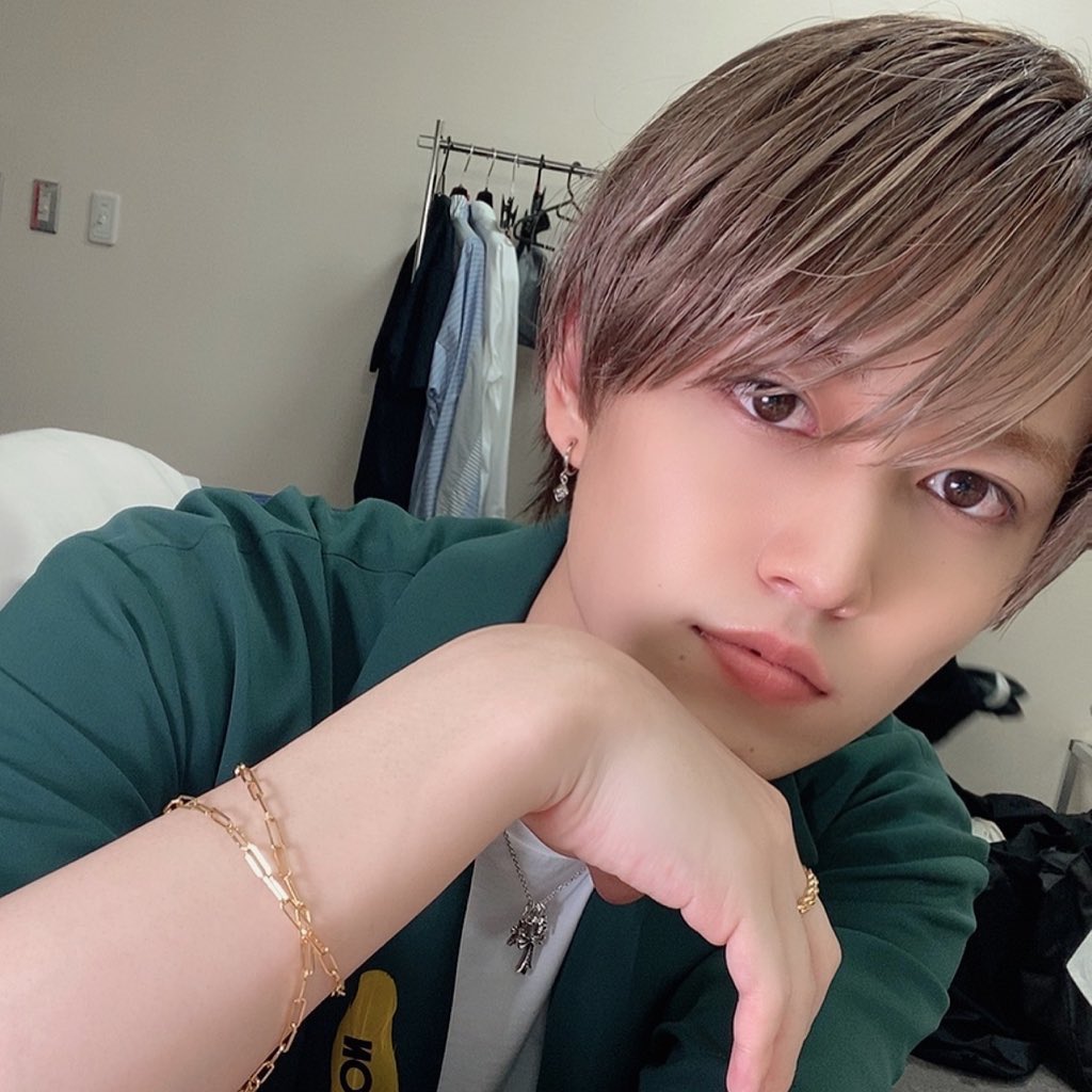 Name: Shiroiwa Ruki ( 白岩 瑠姫 )Birthday: Nov. 19, 1997Hometown: TokyoFinal PD101J Rank: 6Position: Vocalist, RapperColor: WhiteEmoji: Charm point: His eyes↳ 1-Minute Interview! ↳ Let’s cook Jam! 