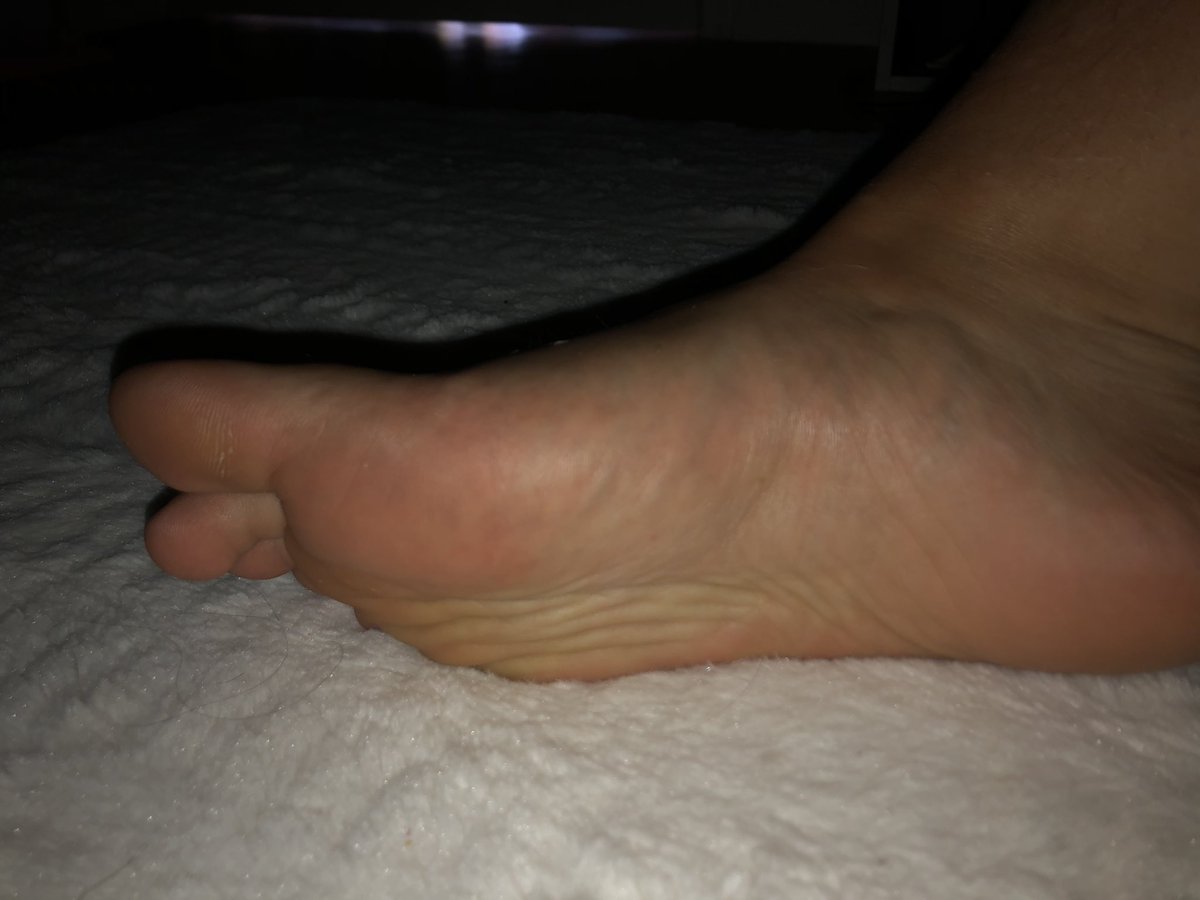 YourQueen_D's tweet photo. Des toutous matinaux pour ramper à mes pieds ? https://t.co/bLDDV3lpci