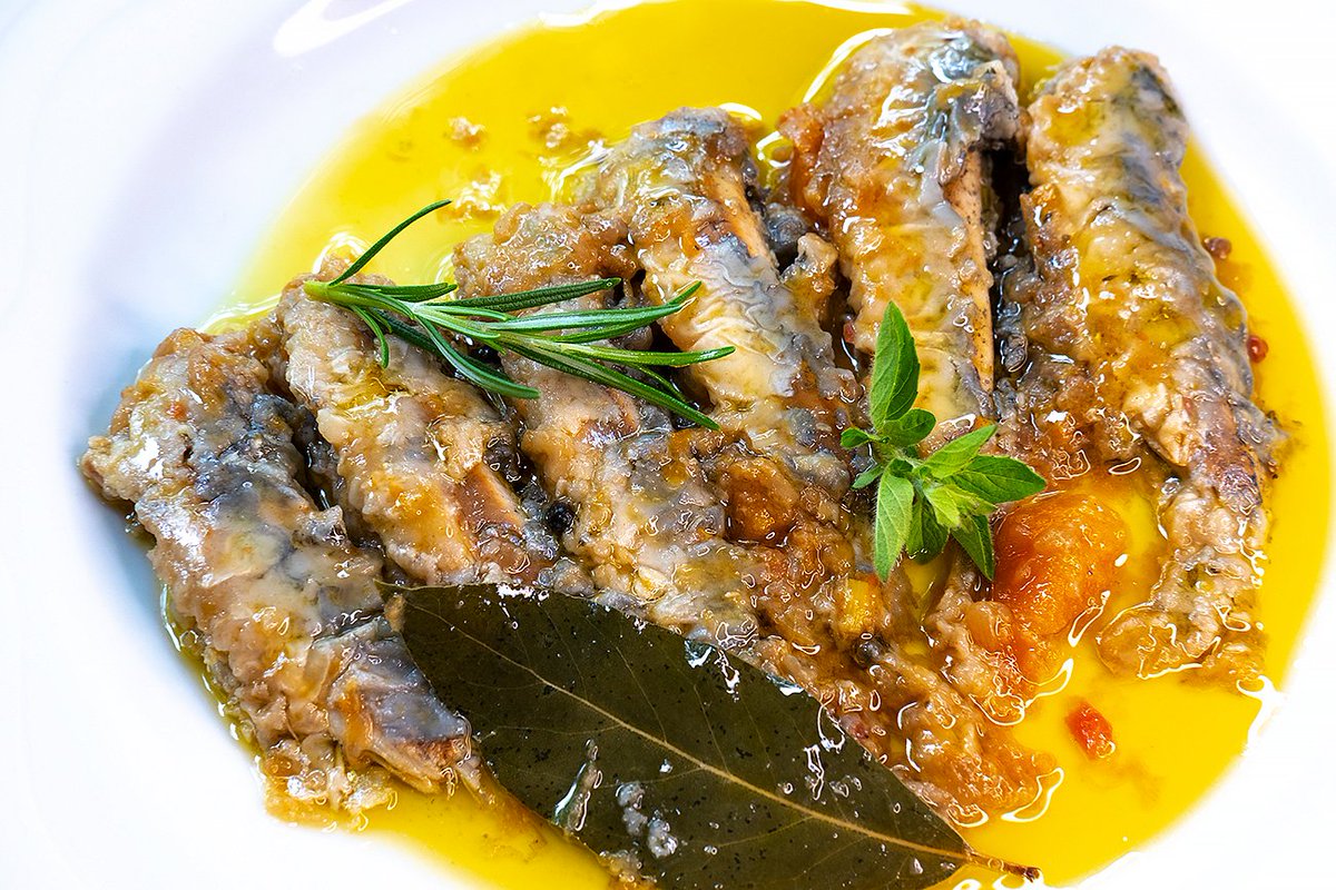 RobertdeNola's tweet photo. Bon dia per fer un "vermutet"!! Què us sembla si ho acompanyem d' unes sardines fresques escabetxades on d'uns xoricets confitats amb vermut i taronja? #restaurant #robertdenola #passeigdelremei #caldesdemontbui #vallesoriental #barcelona #avuisortim #copyright_lluiscarro https://t.co/AzcD6pPOtp