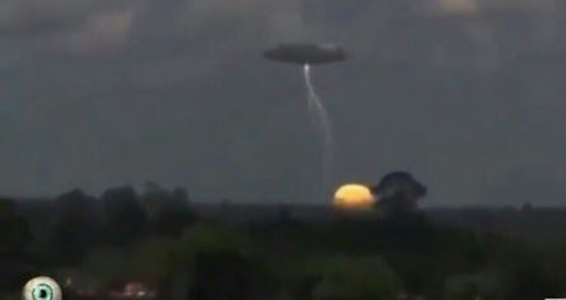 PortalNoticia14's tweet photo. MIEDO!! ESO ES LO QUE TIENE LA GENTE CON LOS OVNIS QUE SE VIERON RECIENTEMENTE EN LOS CIELOS ARGENTINOS https://t.co/wxvz99ku4e