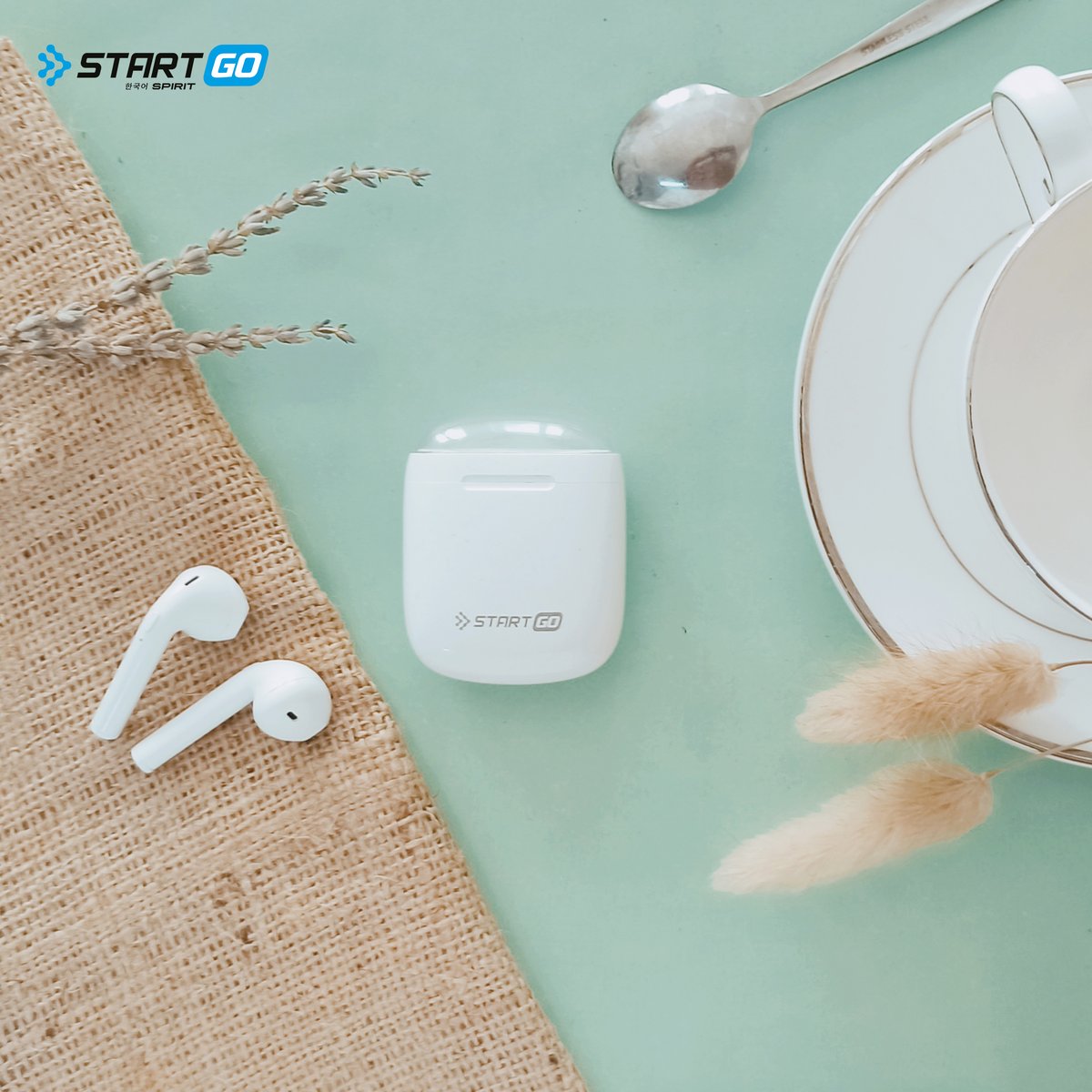 StartGo_id's tweet image. Menikmati akhir pekan memang paling cocok ditemani dengan secangkir teh hangat sambil mendengarkan lagu favorit, apalagi kalau dengerinnya pakai #StartGoTWS2 di jamin akhir pekan kamu akan semakin menyenangkan🌻
Yuk #AktifBarengStartGo dimulai dari kamu! #StartGo #LoveBassLoveIt