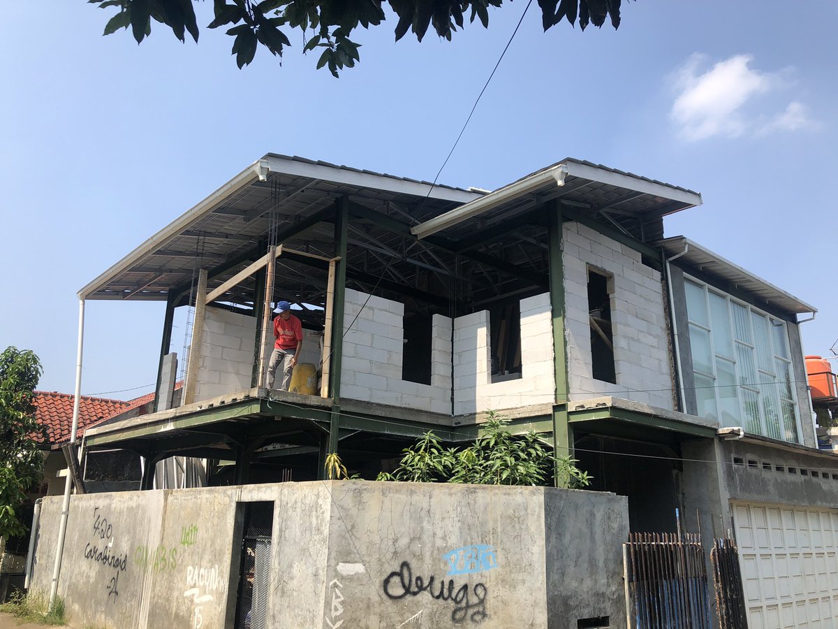 athiananggiSF's tweet photo. Tolong ini kabel nya melewati rumah saya @TelkomCare , aturan nya apakah boleh pasang kabel melewati tanah orang lain? https://t.co/5cMg3nc610
