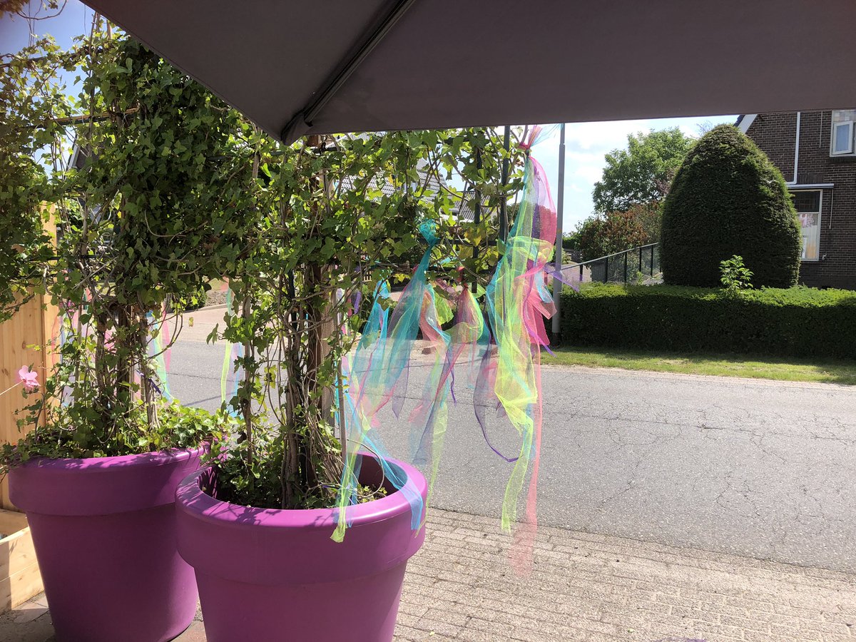 Nog even de laatste versiering ophangen en onze eerste stranddag kan beginnen. 
Wat hebben wij er zin in

Kom je ook  “Zandhappen” bij restaurant Voorproefje 

Dit openingsweekend zijn we er met live muziek en een welkoms strandcocktail 

Reserveer voorproefje@toverbaltheater.nl