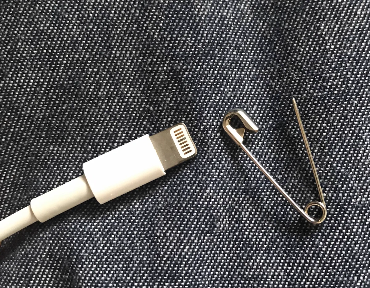 iPhoneのライトニングケーブルが使えなくなった？そんな時は安全ピンを使えば復活する！